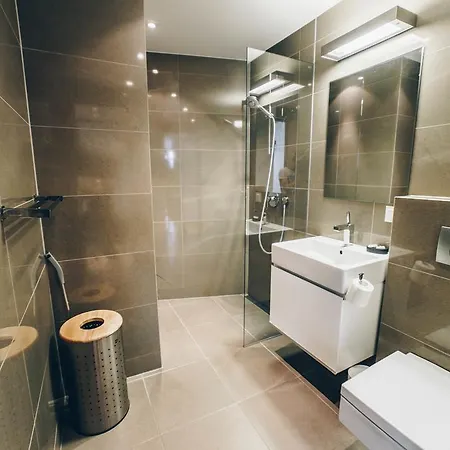 Kreutzwaldi Penthouse Hotel